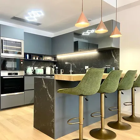 Modern With - Gym And Pool *